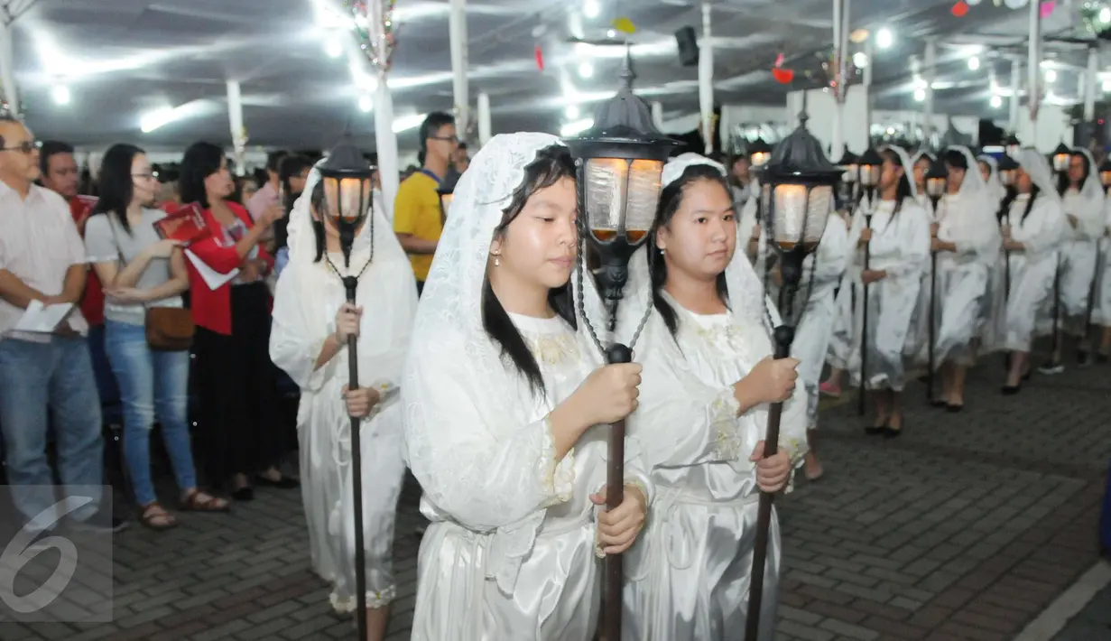 Ribuan jemaat merayakan malam Misa Natal di Gereja Katedral, Jakarta, Sabtu (24/12). Sebelum mengikuti misa, para jemaat terlihat mengambil air suci terlebih dahulu.(Liputan6.com/Helmi Afandi)