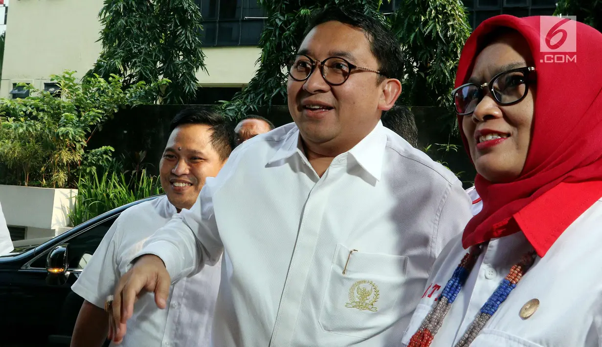 Sekjen Partai Gerindra Fadli Zon mendatangi Bareskrim Mabes Polri, Jakarta, Jumat (2/3). Fadli Zon melaporkan penyebar berita Hoax kepada Ketum Gerindra Prabowo Subianto yang dituduh berfoto bareng admin atau pengelola MCA. (Liputan6.com/Johan Tallo)