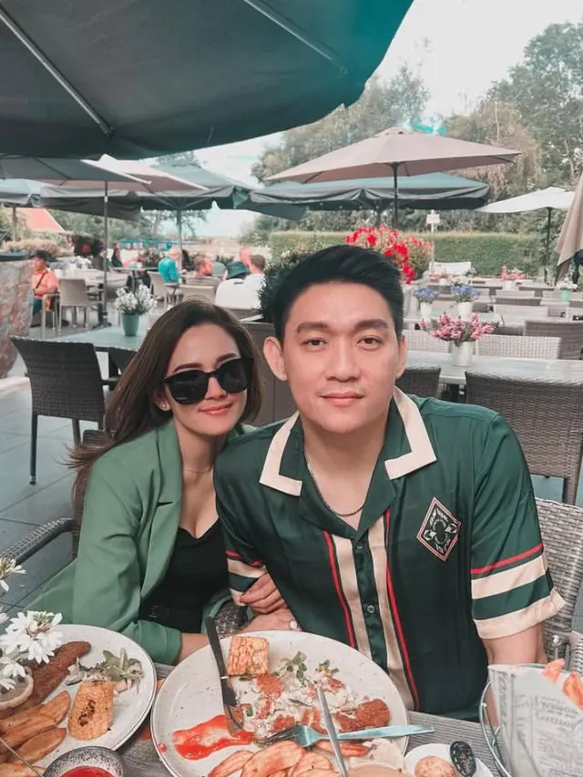 7 Potret Mesra Ifan Seventeen dan Citra Monica Liburan di Eropa, Kompak