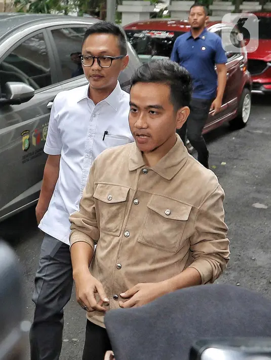 Gibran tiba di Kantor Bawaslu Jakpus, Tanah Abang, sekira pukul 13.40 WIB. (Liputan6.com/Angga Yuniar)