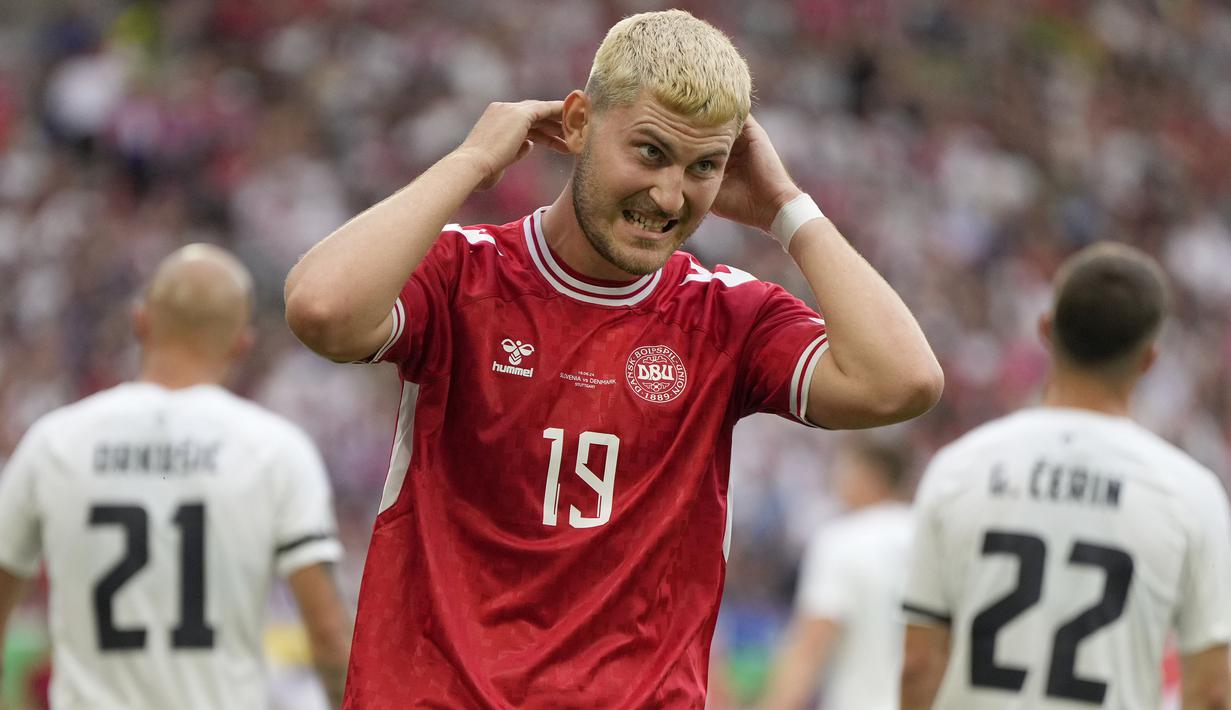 Reaksi kecewa striker Timnas Denmark, Jonas Wind setelah gagal memaksimalkan peluang di depan gawang Timnas Slovenia pada laga Grup C Euro 2024 di MHPArena, Stuttgart, Jerman, Minggu (16/6/2024). (AP Photo/Matthias Schrader)
