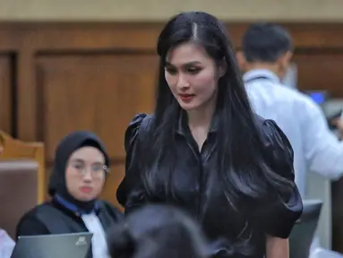 Aktris, Sandra Dewi sesaat sebelum memberi kesaksian dalam sidang lanjutan kasus dugaan korupsi tata niaga timah di wilayah Izin Usaha Pertambangan (IUP) PT Timah tahun 2015-2022 di Pengadilan Tipikor, Jakarta, Kamis (10/10/2024). (Liputan6.com/Angga Yuniar)