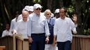 Presiden Indonesia Joko Widodo atau Jokowi (kanan) memberi isyarat di samping Presiden Amerika Serikat Joe Biden, Kanselir Jerman Olaf Scholz, Perdana Menteri India Narendra Modi, dan para pemimpin dunia lainnya pada acara penanaman mangrove di sela-sela pertemuan KTT G20 di Taman Hutan Raya Ngurah Rai, Denpasar, Bali, Indonesia, Rabu (16/11/2022). Para pemimpin dunia menanam mangrove bersama untuk menekankan peran penting menangani krisis iklim. (Mast Irham/Pool Photo via AP)