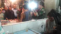 Kunjungi Pasar Cibinong, Ketua DPR Beli Daging 2 Kg