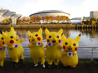 Aktivis berpakaian Pokemon Pikachu saat memprotes dukungan Jepang terhadap industri batu bara dekat KTT Iklim PBB COP26 di Glasgow, Skotlandia, 4 November 2021. KTT ini mengumpulkan para pemimpin dunia untuk menjabarkan visi mereka dalam mengatasi pemanasan global. (AP Photo/Alberto Pezzali)
