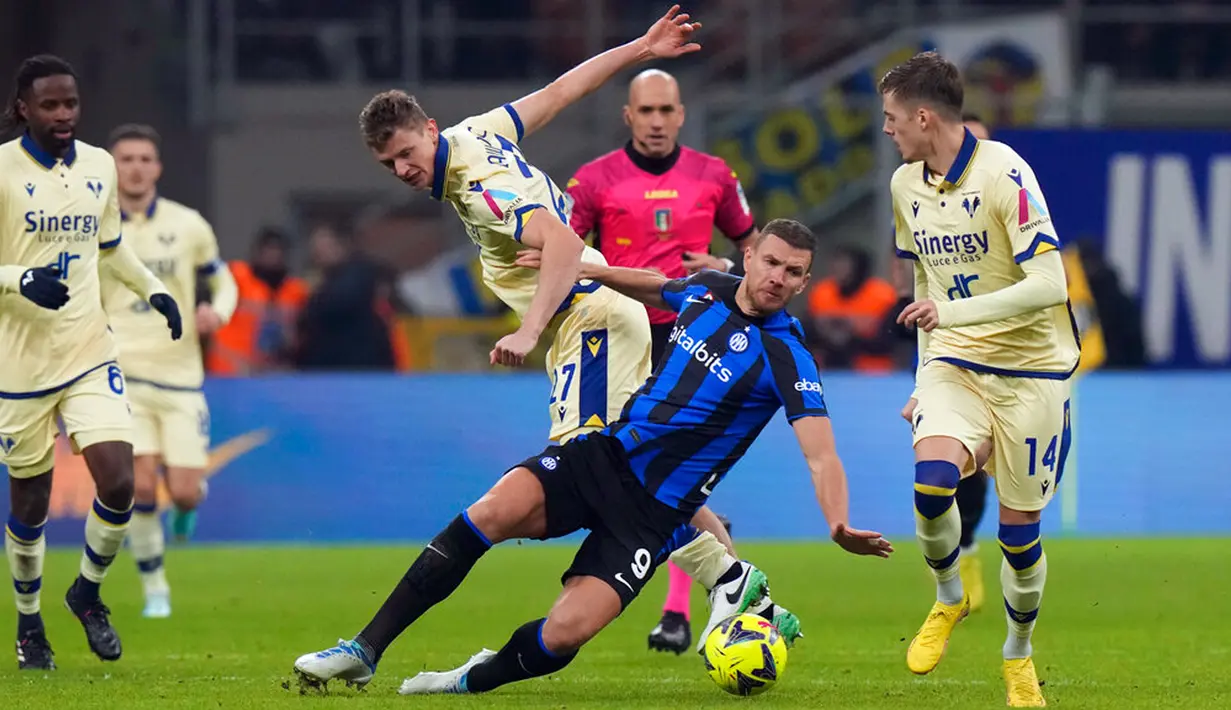 Pemain Inter Milan Edin Dzeko (tengah) berebut bola dengan pemain Verona Ivan Ilic (kanan) dan Pawel Dawidowicz pada pertandingan sepak bola Liga Italia di Stadion San Siro, Milan, Italia, 14 Januari 2023. Inter Milan mengalahkan Verona dengan skor 1-0. (AP Photo/Luca Bruno)