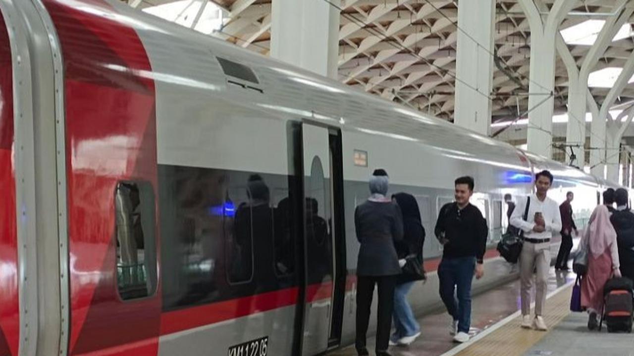 Benang Layangan Ganggu 32 Perjalanan Kereta Cepat Whoosh