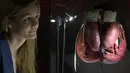 Seorang pegawai melihat etalase kaca berisi sarung tangan yang pernah dipakai Muhammad Ali ketika melawan Henry Cooper pada 1963, dalam sesi pemotretan pameran tentang Ali bertajuk "I Am The Greatest", di O2 Arena, London, Kamis (3/3). (JUSTIN TALLIS/AFP)