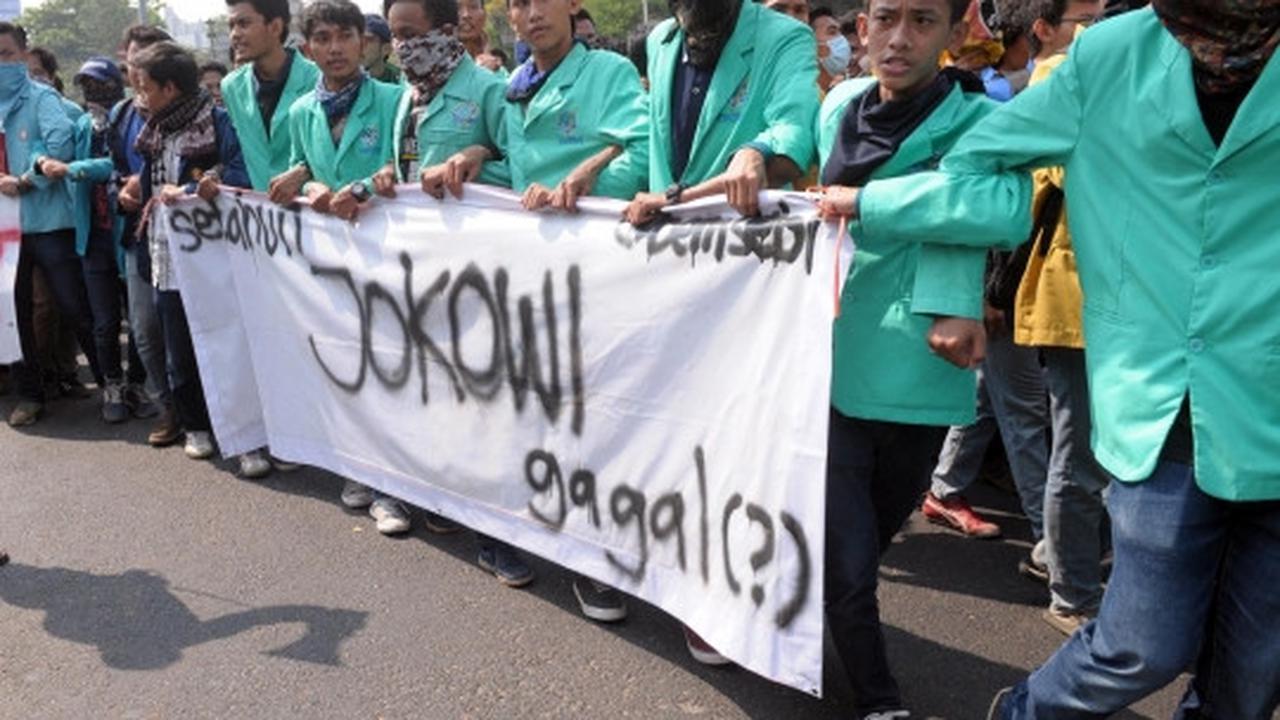 Ratusan mahasiswa gelar 'Sidang Rakyat' di depan Istana Merdeka