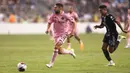 Jordi Alba membawa Inter Miami unggul 3-0 pada injury time babak pertama. Bek Spanyol ini berlari di sisi kiri lapangan, menerima umpan terobosan Robert Taylor, lalu menuntaskan peluang dengan satu tembakan terukur ke gawang Philadelphia. (Tim Nwachukwu/Getty Images/AFP)