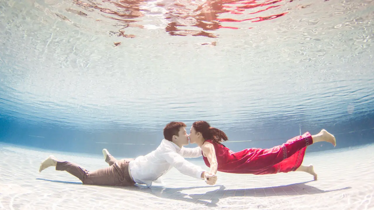 10 Inspirasi 'Prewedding Underwater' yang Unik dan Romantis