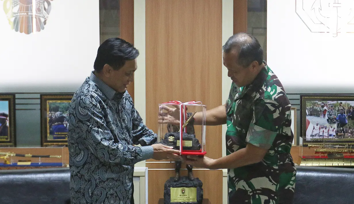 Direktur SCM, Imam Sudjarwo menerima plakat dari Danjen Kopassus Mayjend TNI I Nyoman Cantiasa saat bersilaturahmi ke Markas Kopassus, Jakarta, Senin (13/1/2020). Kunjungan itu bentuk silaturahmi bersama salah satu mitra perusahaan, dalam hal ini TNI. (Liputan6.com/Herman Zakharia)