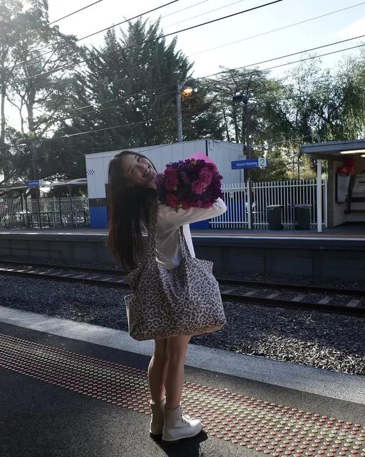 6 Potret Gaya Chic Yasmin Napper Liburan di Australia, Elegan Minimalis