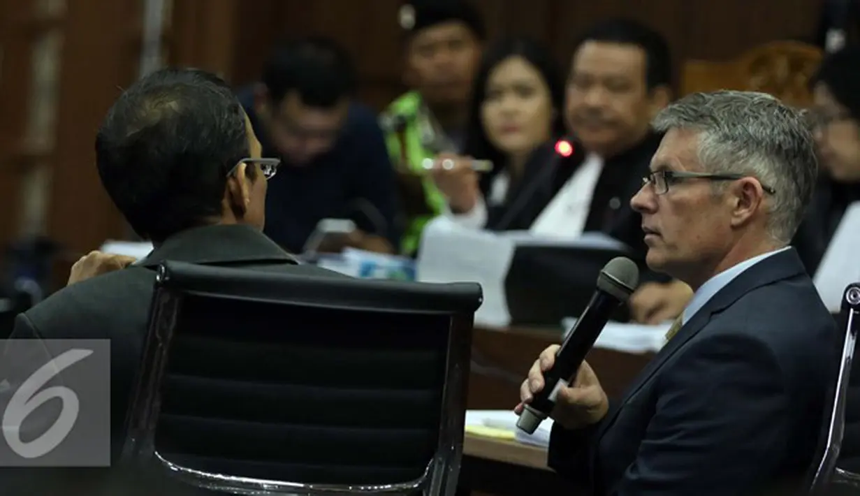 Ahli Patologi Forensik dari Australia, Michael David Robertsondi menjadi saksi ahli dalam sidang lanjutan kasus pembunuhan Wayan Mirna Salihin dengan terdakwa Jessica Kumala Wongso di PN Jakarta Pusat, Jakarta, Rabu, (21/9). (Liputan6.com/Helmi Afandi)
