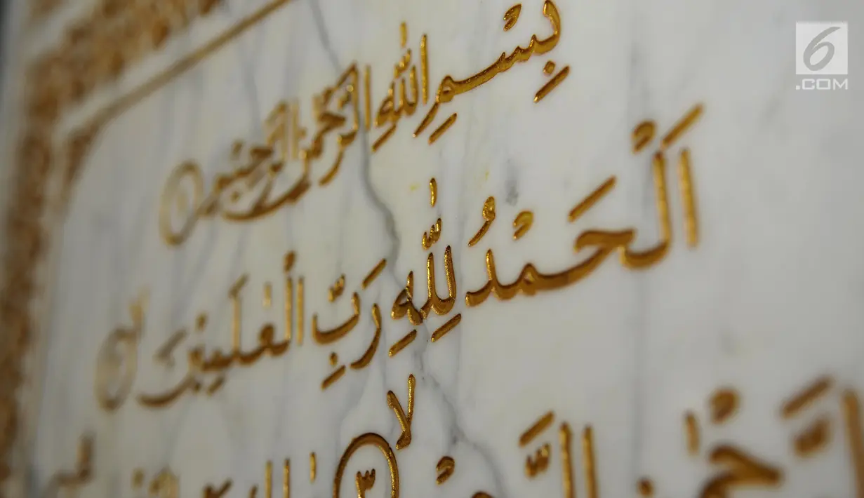 Koleksi mushaf Alquran yang tertulis di batu marmer dipamerkan di Museum Bayt Al-Quran, Jakarta, Minggu (19/5/2019). Bayt Al-Quran menyimpan lebih dari 60 mushaf Alquran kuno yang berasal dari berbagai daerah di Nusantara. (merdeka.com/Iqbal Nugroho)