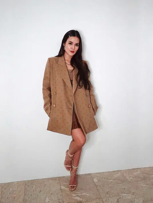 Blazer berwarna coklat sangat manis apabila disandingkan dengan short dress warna yang senada, lho. (instagram/raisa6690)