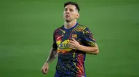 Lionel Messi dengan potongan rambut baru saat pemanasan jelang melawan Atletico Madrid (30/6/2020). (AFP/Lluis Gene)