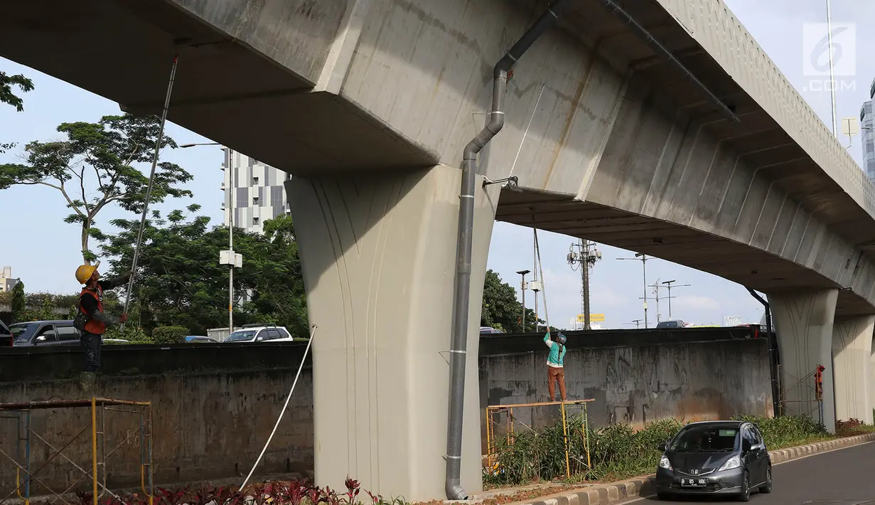 Suasana saat pekerja mengecat dinding Flyover Pancoran di Jakarta, Sabtu (24/2). Pengecatan dilakukan untuk mempercantik flyover serta menghindari kesan kumuh. (Liputan6.com/Immanuel Antonius)