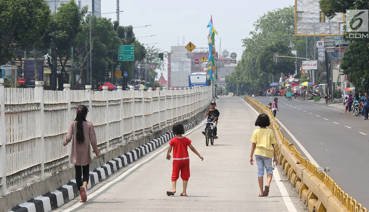 Sejumlah anak bermain di jalur TransJ (busway) Jalan Warung Jati Barat, Jakarta saat kegiatan Car free day (CFD), Minggu (17/9). Car free day kembali digelar untuk kedua kalinya di kawasan Mampang Prapatan hingga Pejaten. (Liputan6.com/Immanuel Antonius)