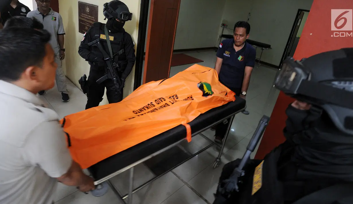 Jenazah pelaku skimming WNA asal Bulgaria yang ditembak mati oleh polisi dibawa ke RS Polri R Said Sukanto, Jakarta Timur, Kamis (5/4). Pelaku berinsial GDP tersebut terpaksa ditembak mati karena melawan saat akan ditangkap. (Merdeka.com/Arie Basuki)