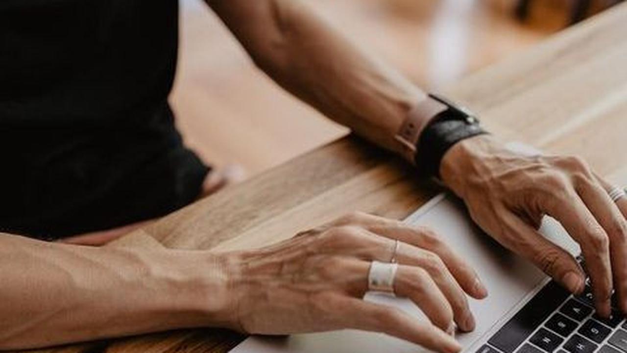 Demi memperjelas judul tulisan, disarankan untuk mencantumkan keyword yang relevan seperti judul tulisan, pedoman PUEBI, ejaan yang tepat, dan tata bahasa. <br>