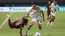 Penyerang Timnas Indonesia Mitchell Baker berusaha melewati kawalan pemain Kamboja pada laga Grup A Piala AFF 2026 di Stadion Pakansari, Bogor, Jawa Barat, Senin (27/7/2026). Baker tampil gemilang pada laga debutnya bersama Skuad Garuda dengan mencetak hattrick dan membawa Timnas Indonesia meraih kemenangan telak 5-1. Dua gol lainnya disumbangkan Sandy Walsh dan Jens Raven untuk mengamankan tiga poin perdana Indonesia di fase grup. (KLY/Budy Santoso)