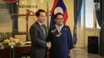 Menteri Luar Negeri Retno Marsudi menyambut kedatangan Menlu Laos, Saleumxay Kommasith di Jakarta, Kamis (27/7). Kedua menlu akan melakukan pertemuan bilateral dalam kerangka JCBC atau komisi bersama untuk kerjasama bilateral. (Liputan6.com/Faizal Fanani)