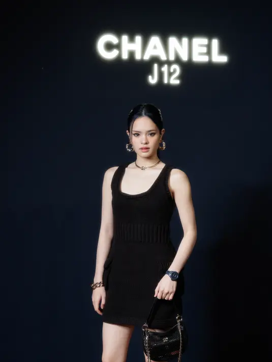 Achiraya Nitibhon mengenakan mini dress hitam, senada dengan sling bag mini dan jam tangan Chanelnya. Dok.CHANEL