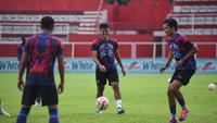 M. Rafli dan Brandon Scheunemann saat latihan bersama Arema FC di Stadion Soepriadi, Kota Blitar. (Bola.com/Iwan Setiawan)