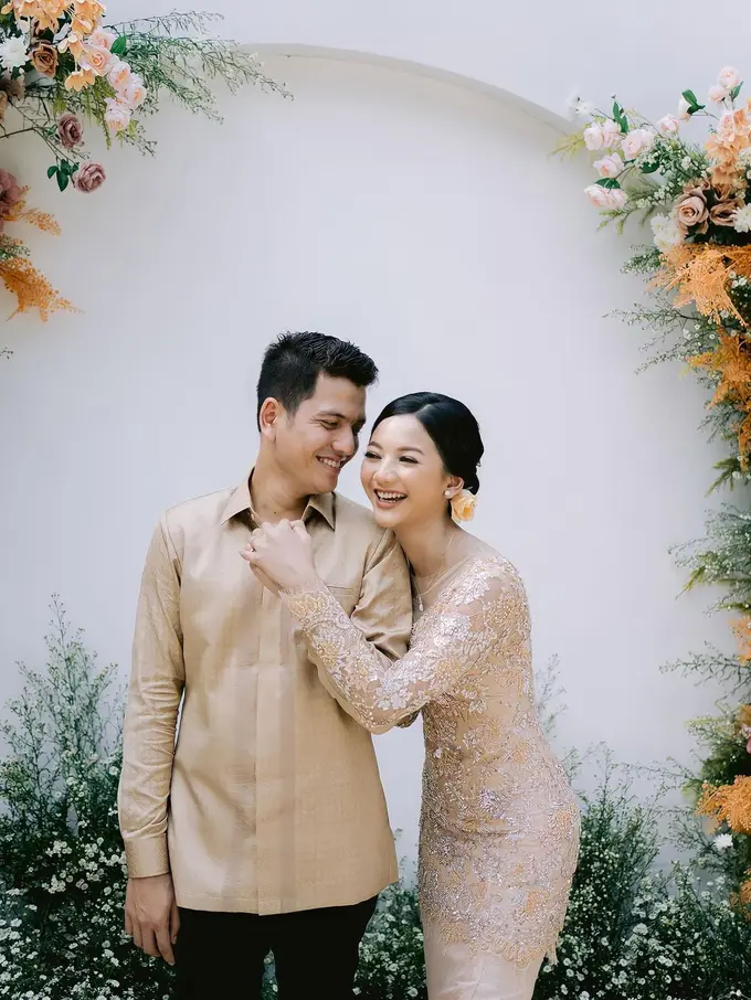 Berawal dari Cinlok, Ini Gaya Glenca Chysara Berkebaya Saat Resmi Dilamar Rendi Jhon