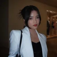 Pakai tas kembaran seharga puluhan juta, intip beda padu padan Aaliyah Massaid dan Fuji An saat hadiri acara yang sama. [@aaliyah.massaid/@fuji_an].