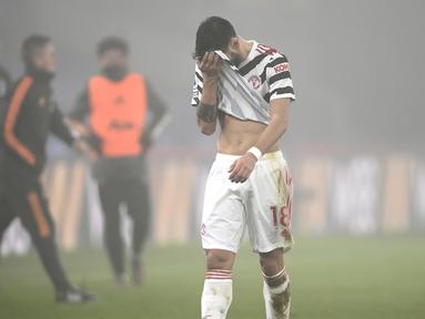 Gelandang Manchester United, Bruno Fernandes berjalan tertunduk usai berakhirnya laga lanjutan Liga Inggris 2020/21 pekan ke-27 melawan Crystal Palace di Selhurst Park, Rabu (3/3/202). Manchester United bermain imbang 0-0 dengan Crystal Palace. (AP/Mike Hewitt/Pool)