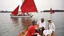 Anggota asosiasi pelayaran budaya mengambil bagian dalam acara Regatta Merah di Venesia, Italia, Minggu (20/6/2021). Regatta Merah diselenggarakan oleh seniman AS Melissa Mc Gill. (MARCO BERTORELLO/AFP)