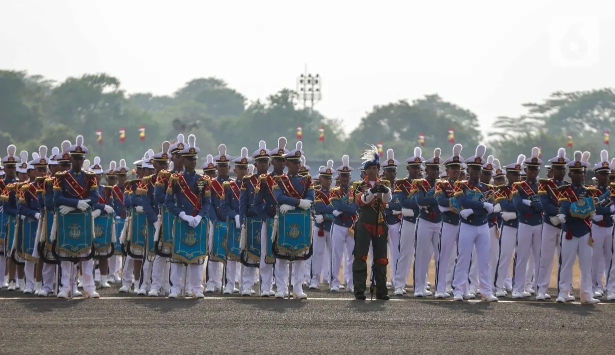 Personel TNI mengikuti upacara saat gladi bersih HUT ke-74 TNI di Lanud Halim Perdanakusuma, Jakarta, Kamis (3/10/2019). Gladi bersih ini dimulai dengan parade satuan AD, AL, dan AU. (Liputan6.com/Faizal Fanani)