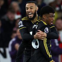 Penyerang Manchester United asal Pantai Gading #16, Amad Diallo (kanan), merayakan gol kedua timnya bersama bek Manchester United asal Maroko #03, Noussair Mazraoui, dalam pertandingan Premier League Inggris antara Nottingham Forest dan Manchester United di The City Ground, Nottingham, Inggris tengah, pada 1 November 2025. (Darren Staples/AFP)