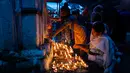 Orang-orang yang ayahnya sudah meninggal juga melakukan Shraddha (ritual kematian tahunan). (AP Photo/Niranjan Shrestha)