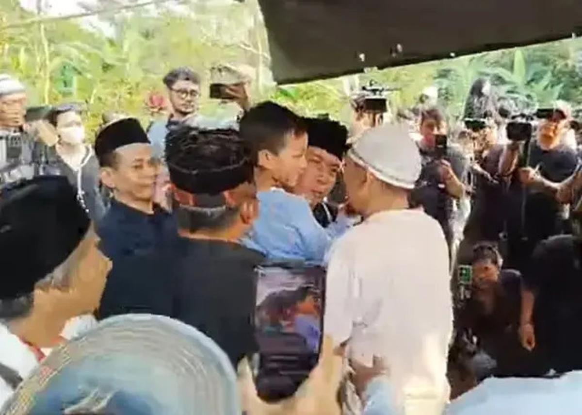 10 Potret Suasana Pemakaman Mpok Alpa, Diiringi Tangis Keluarga dan Sahabat