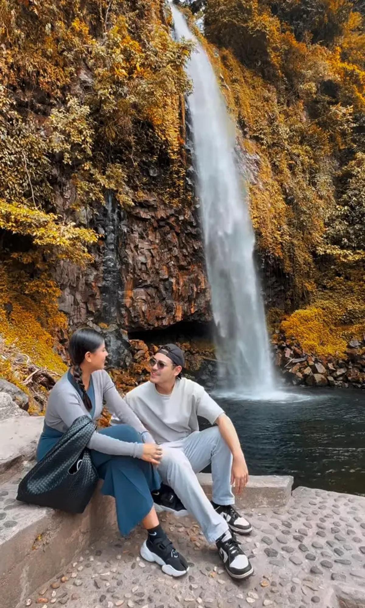 8 Potret Awkarin Ajak Pacar ke Padang, Bak Prewed Pakai Baju Adat