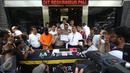 Kabid Humas Polda Metro Jaya Kombes Awi Setiyono menunjukkan barang bukti serta tersangka kasus videotron porno di Prapanca, Kebayoran Baru, berinisal SAR, saat rilis kasus videotron di Polda Metro Jaya, Rabu (5/10). (Liputan6.com/Immanuel Antonius)