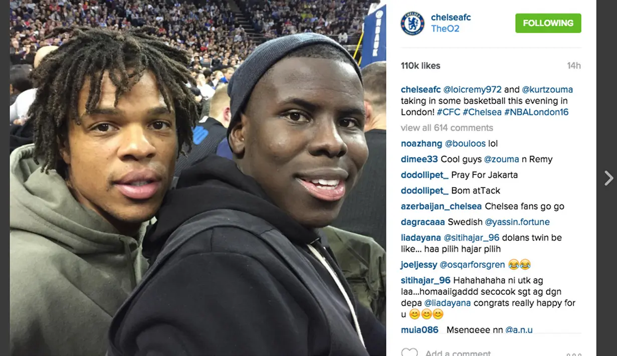 Dua pemain Chelsea FC, Loic Remy dan Kurt Zouma berfoto selfie saat menyaksikan laga NBA Global Game London 2016 basketball antara Orlando Magic vs Toronto Raptors di O2 Arena, London, Kamis (14/1/2016). (AFP Photo/Instagram) 