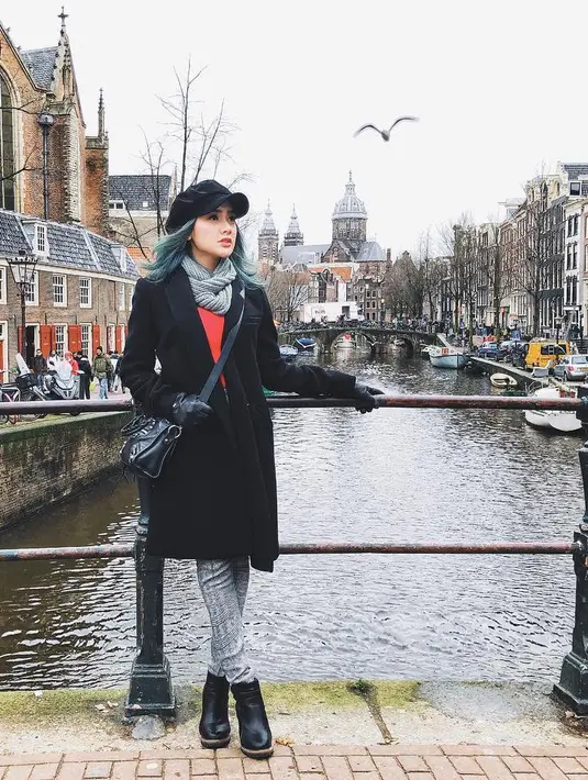 Bukan warna hitam seperti rambutnya yang biasa, kali ini Cita membuat rambut pendeknya menjadi warna hijau yang kemudian dilindungi dengan topi hitamnya. (Instagram/citacitata)