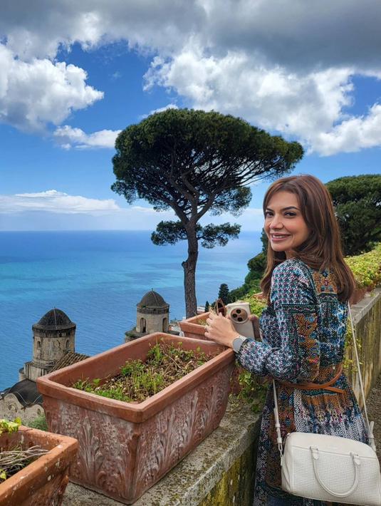 Diketahui bahwa presenter ini memang memiliki hobi travelling, banyak dari unggahan Instagramnya menampilkan berbagai tempat yang telah ia kunjungi. Baik itu momen liburan sendiri, bersama suami hingga orang-orang terdekatnya. (Liputan6.com/IG/@najwashihab)