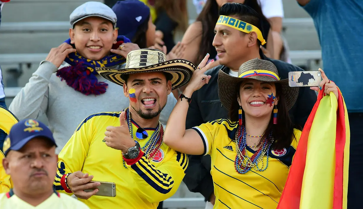 Fans Kolombia merayakan kemenagan timnya atas Paraguay pada laga penyisihan grup A Copa America Centenario 2016 di Stadion Rose Bowl, Pasadena, AS, (8/6/2016) WIB. (AFP/Frederic J. Brown)