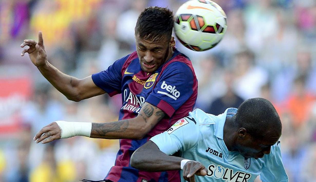 Penyerang Barcelona, Neymar da Silva (kiri), berduel dengan Allan Romeo Nyom saat berlaga di lanjutan La Liga 2014 di Stadion Camp Nou, (27/9/2014). Barcelona unggul enam gol tanpa balas atas Granada. (AFP PHOTO/Josep Lago)
