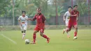 Pemain Persija Jakarta, Riko Simanjuntak menguasai bola saat menghadapi Persipu FC pada laga uji coba menjelang bergulirnya Liga 1 musim 2023/2024 di Persija Training Center, Nirwana Park, Bojongsari, Depok, Sabtu (10/6/2023) sore WIB. (Dok. Persija)