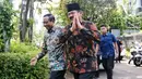 Mantan Menteri Koordinator Bidang Politik, Hukum, dan Keamanan (Menko Polhukam) Mahfud Md (kiri) menyambut kehadiran Menko Polhukam Hadi Tjahjanto di Jakarta, Kamis (22/2/2024). (Liputan6.com/Angga Yuniar)