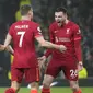 Liverpool akhirnya berhasil unggul pada babak kedua. Kali ini, Andrew Robertson (kanan) yang awalnya berkontribusi assist berhasil mencetak gol setelah meneruskan umpan dari Trent Alexander-Arnold lewat tandukannya. (AP/Frank Augstein)