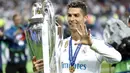 Pemain Real Madrid, Cristiano Ronaldo berfoto bersama trofi saat merayakan kemenangan atas Liverpool dalam laga lanjutan  Liga Champions di Olimpiyskiy Stadium, Kiev, Ukraina, 26 Mei 2018. (AP Photo/Pavel Golovkin)