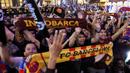 Suporter Barcelona merayakan kemenangan atas Real Madrid saat nobar di Summarecon Mal Serpong, Sabtu (23/12/2017). Barcelona menang 3-0 atas Real Madrid. (Bola.com/M Iqbal Ichsan)