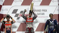 Pembalap Ducati Andrea Dovizioso memenangi balapan MotoGP Qatar di Sirkuit Losail, Minggu (18/3/2018). (KARIM JAAFAR / AFP)